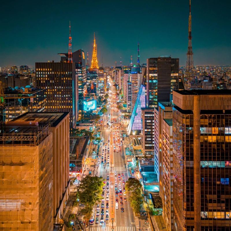 Vista aérea noturna da Avenida Paulista iluminada em São Paulo