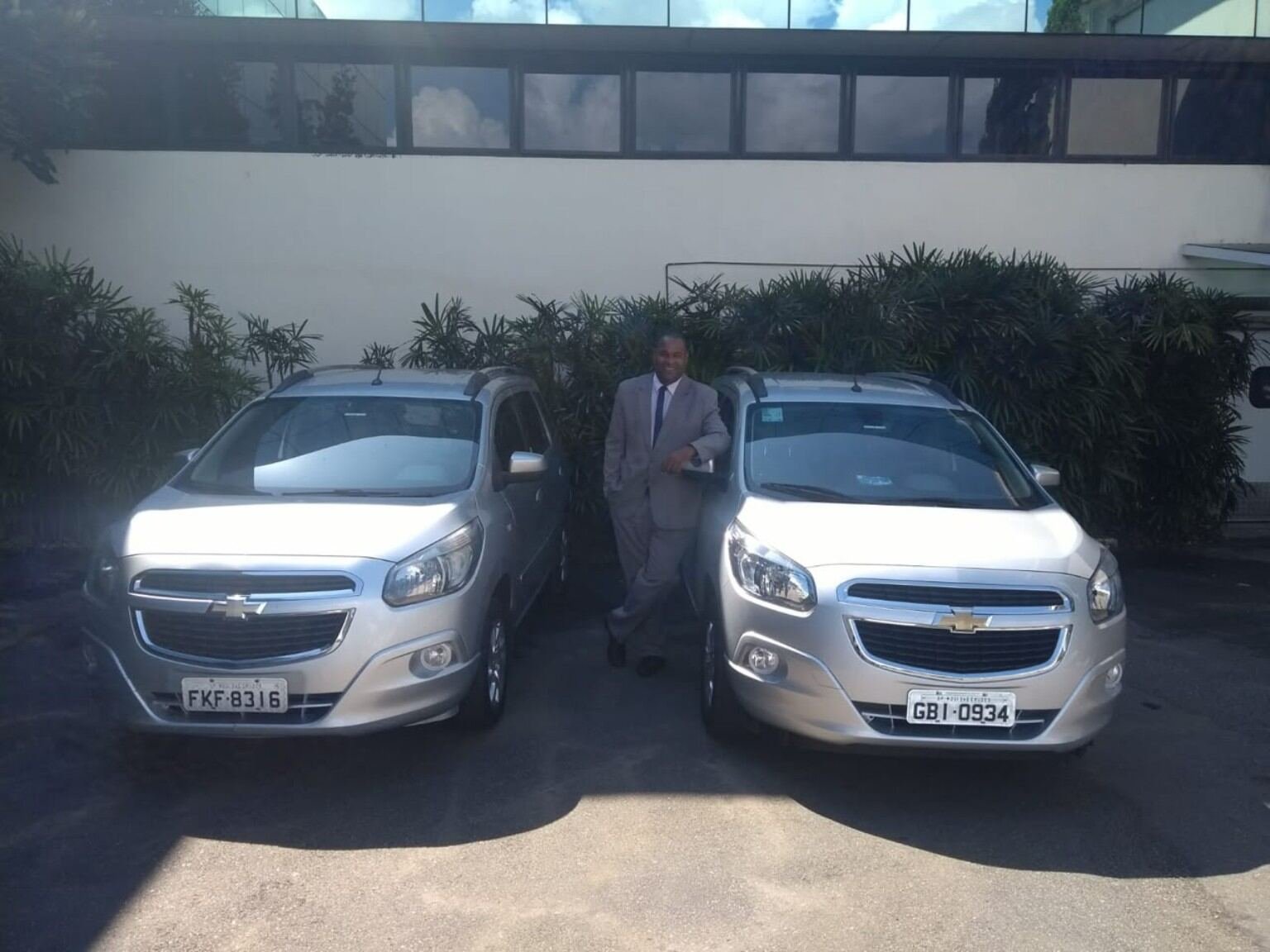 Erlandison Nascimento entre duas Chevrolet Spin